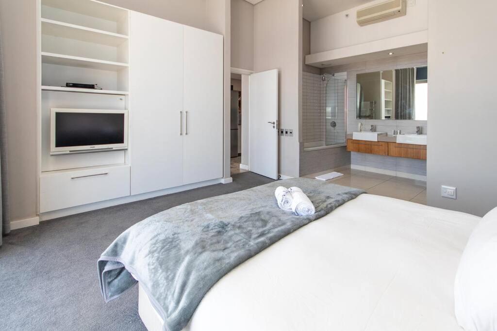 Luxury 2 Bed Apart 515 Harbour Bridge, Dockrail Road, Foreshore, Cape Town, 8001, Apartment