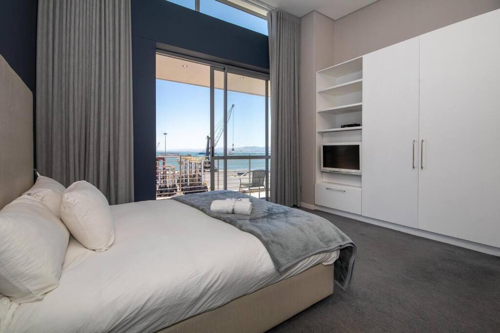 Luxury 2 Bed Apart 515 Harbour Bridge, Dockrail Road, Foreshore, Cape Town, 8001, Apartment Cape Town