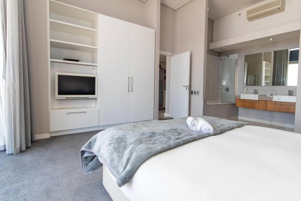 Luxury 2 Bed Apart 515 Harbour Bridge, Dockrail Road, Foreshore, Cape Town, 8001, Cape Town